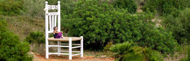 Siete sillas para sentarse a la fresca.